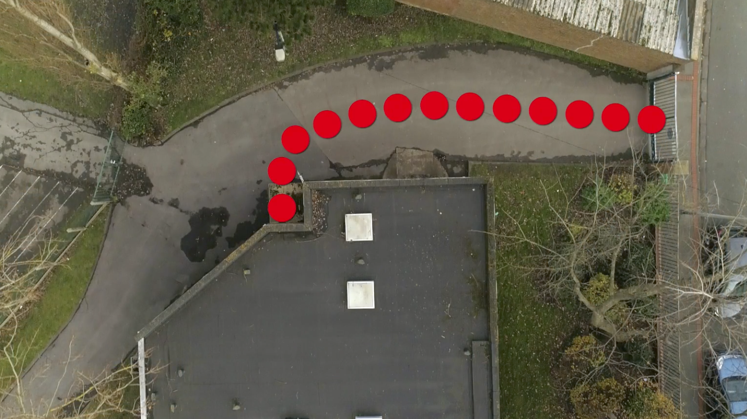 Vue aérienne du chemin d'accès par l'arrière du dojo