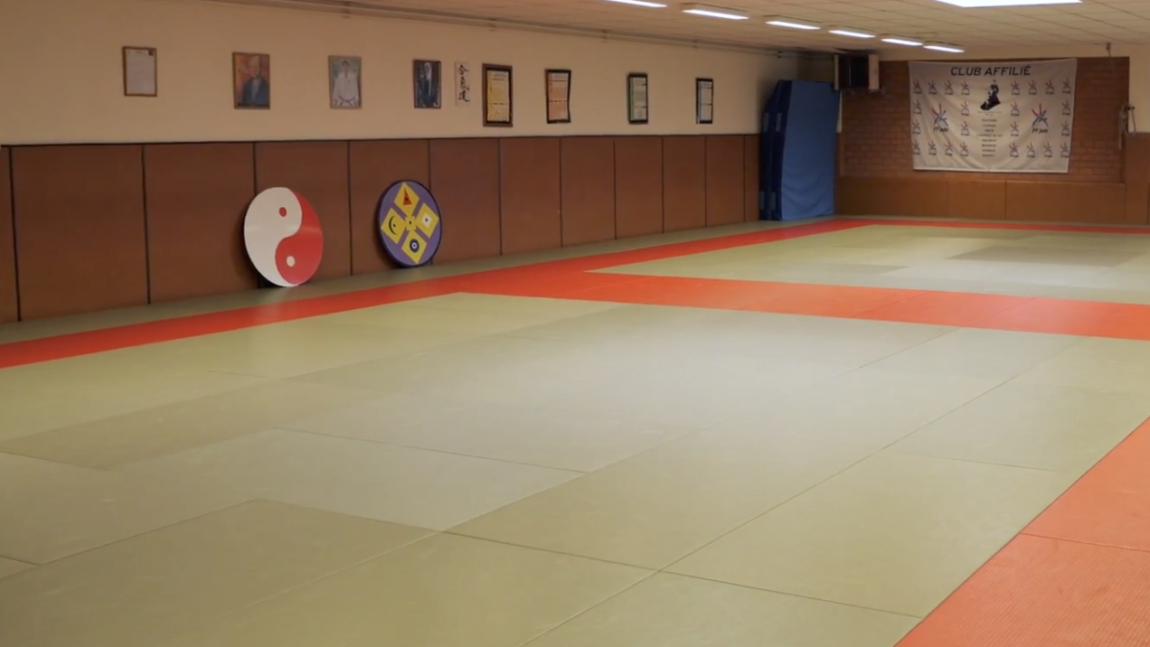 Intérieur du dojo SMPS Dunkerque — tatamis et symboles