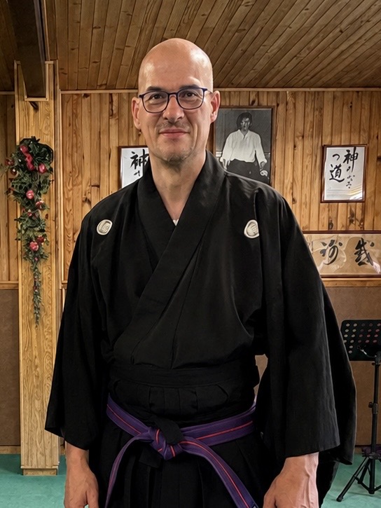 Maître Denis Quéro en keikogi noir au dojo
